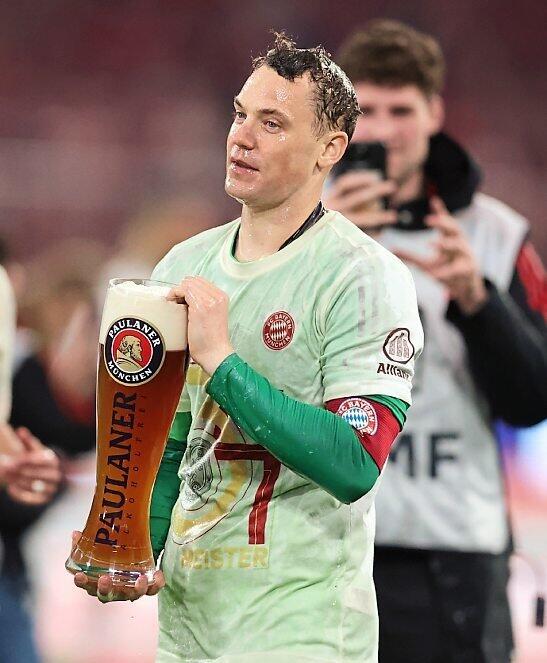 Käpt'ns Dusche: Manuel Neuer hat sein Opfer schon anvisiert. Käpt'ns Dusche: Manuel Neuer hat sein Opfer schon anvisiert.