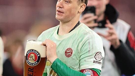 Käpt'ns Dusche: Manuel Neuer hat sein Opfer schon anvisiert. Käpt'ns Dusche: Manuel Neuer hat sein Opfer schon anvisiert.
