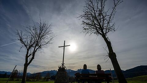 Auf recht viel Sonne können sich die Menschen in Bayern freuen. (Archivbild)
