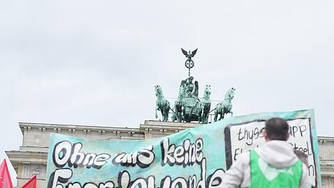 Unter dem Motto "Stahl hat Zukunft &ndash; bei uns!" marschierten in Berlin Stahlarbeiter vom Brandenburger Tor zum Bundeswirtschaftsministerium.