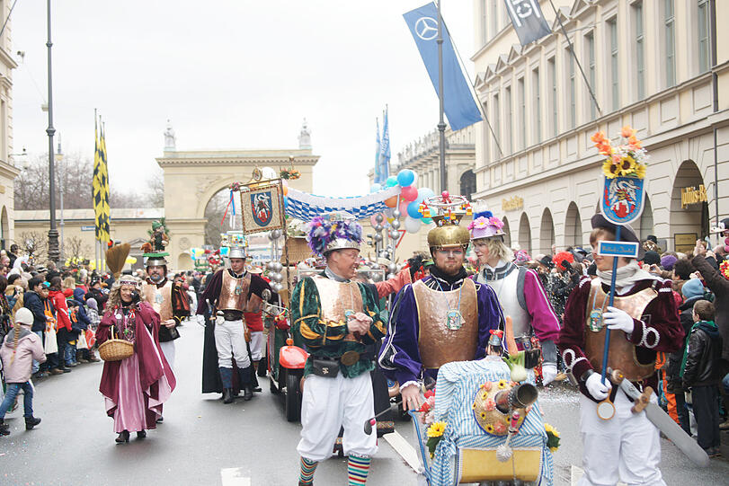 Die Münchner Faschingsumzüge am Königs- und Odeonsplatz.