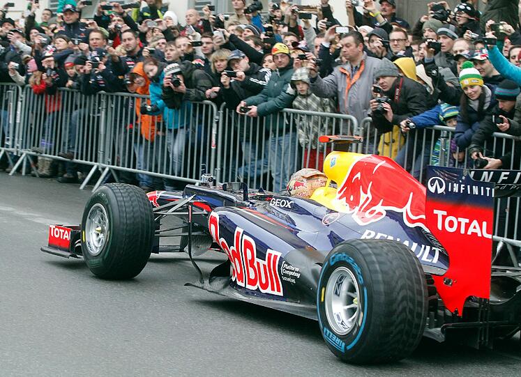 Große Siegesfeier für Sebastian Vettel in Graz: 30.000 Fans feiern den dreimaligen Titelträger, der er in seinem Red Bull einige Runden durch das alte Zentrum der österreichischen Stadt drehte.