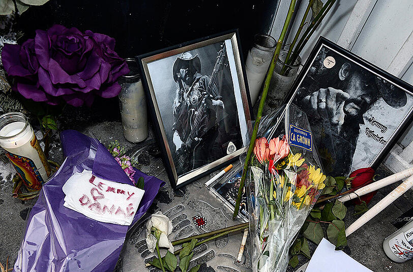 Motörhead-Fans nehmen vor Lemmys Stammkneipe "Rainbow Bar and Grill" Abschied von der Rock-Legende.