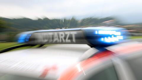 Der mann wurde bei dem Sturz schwer verletzt.
