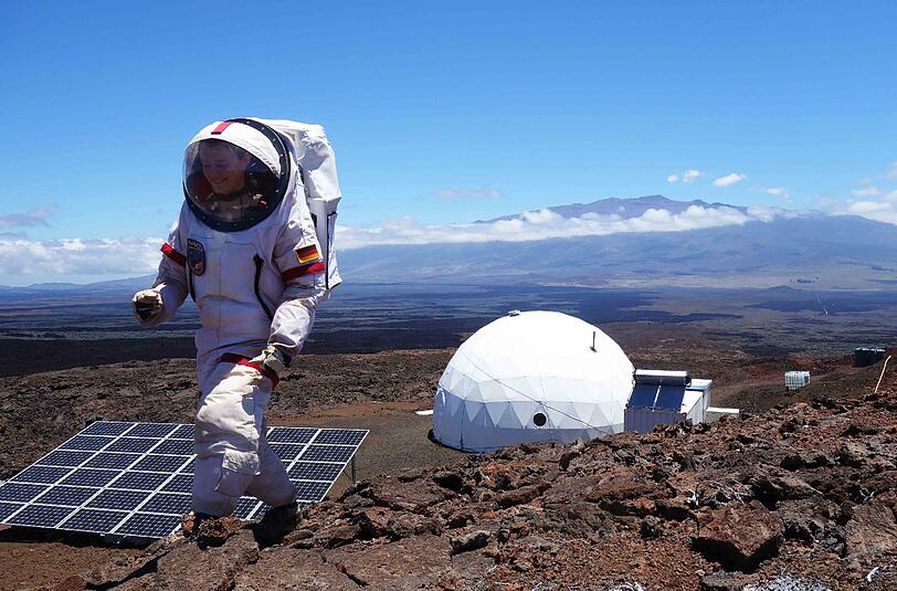 Ein Jahr lang hat die Geophysikerin Christiane Heinicke auf einem Vulkan wie auf dem Mars gelebt. Foto: Carmel Johnston/TU Ilmenau/dpa