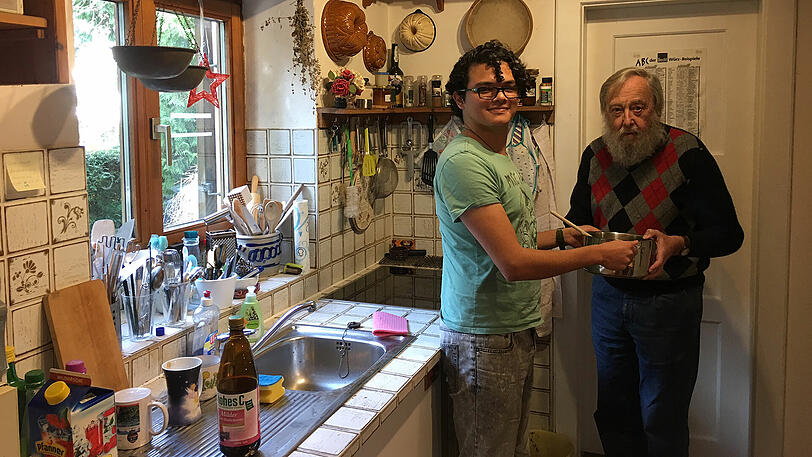 Student und Mitbewohner Daniel (24, l.) kocht mexikanisch. &bdquo;Das schmeckt mir&ldquo;, sagt Klaus Fuckerieder, &bdquo;ich kann nur Leberkäs mit Ei.&ldquo;