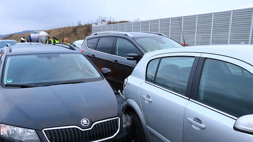 Bei der Massenkarambolage auf der A73 verletzten sich 18 Personen. Die Bilder von der Unfallstelle bei Breitengüßbach zum Durchklicken.