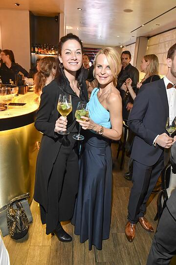 Charlotte Gräfin von Oyenhausen mit Sonja Kiefer.
