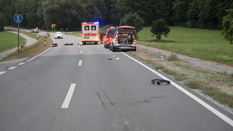 Die Windschutzscheibe des Autos ist kaputt, das Fahrrad des Zwölfjährigen komplett zerstört. Die Bilder vom Unfallort.