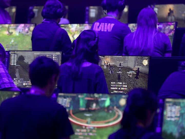 Messebesucher testen auf der Gamescom neue Spiele.