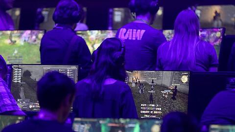 Messebesucher testen auf der Gamescom neue Spiele.