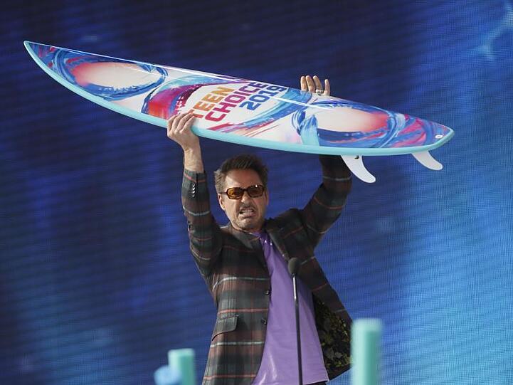 Robert Downey Jr. nahm den Preis für "Avengers: Endgame" bei den Teen Choice Awards entgegen.
