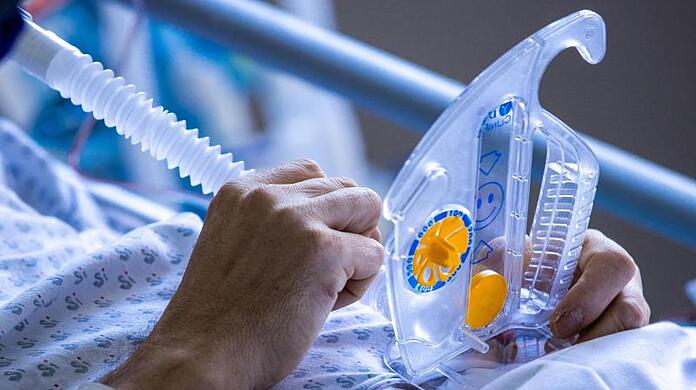 Ein Corona-Patient wird auf der Intensivstation des Universitätsklinikums Greifswald behandelt.