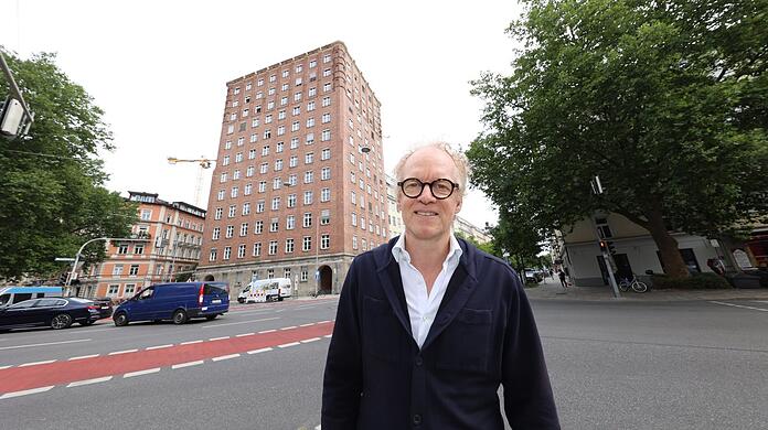 Fabian Ochs vor einem seiner Lieblingshochhäuser an der Blumenstraße. Es ist aus Backstein und etwa 100 Jahre alt.