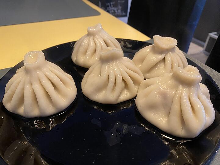 Die Teigtaschen Chinkali Qalaquiri, sind mit Fleisch gefüllt und kommen dampfend auf den Tisch.