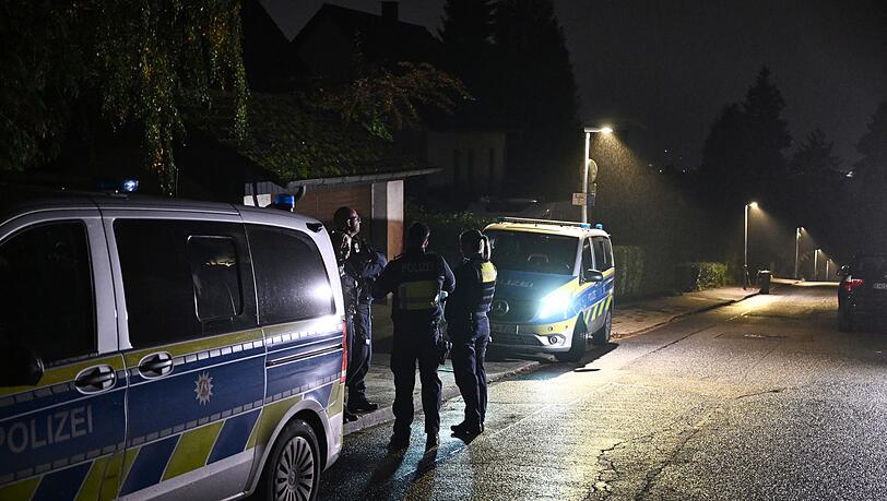 Auch am Morgen nach der Tat standen Polizeiautos vor dem Haus der Bürgermeisterin.
