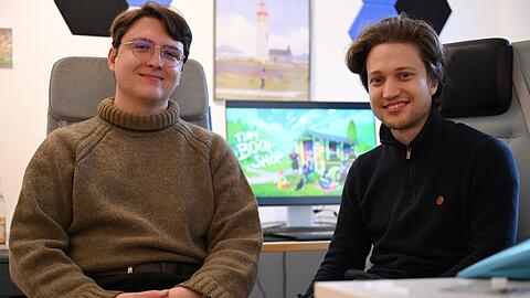 Entwickler David Zapfe-Wilde (links) hat 2021 mit seinem Studienkollegen Raven Rusch (29) das Independent-Studio Neoludic gegr&uuml;ndet.