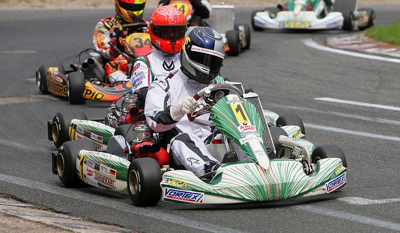 Das Kart-Duell der Formel-1-Weltmeister: Michael Schumacher fuhr seinem Kollegen Sebastian Vettel davon. Spaß hatten alle. Die besten Bilder aus Kerpen...