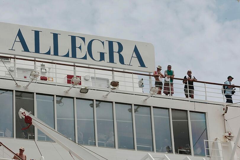 Das havarierte Kreuzfahrtschiff "Costa Allegra" ist im Hafen der Seychellen-Hauptinsel Mahé angekommen - die Bilder.