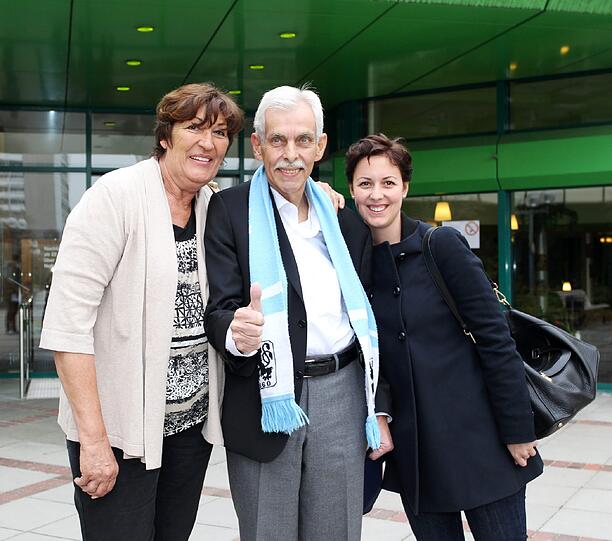 Löwen-Präsident Dieter Schneider vor dem Klinikum Bogenhausen - begleitet von Gattin Gypsy und Tochter Patricia. Am Freitag wurde er wieder entlassen, nachdem er am Mittwoch in der Arena einen Schwächeanfall erlitten hatte.