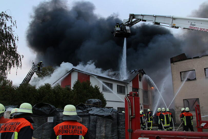 Am frühen Samstagmorgen ist eine Folienfabrik in Malgersdorf völlig ausgebrannt. Dabei ist ein Schaden von mehreren Millionen Euro entstanden.