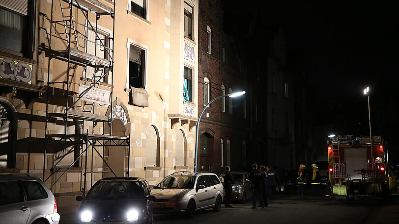 Von der Feuerwehr hell erleuchtet ist das Haus in der Sedanstraße in Herne (Nordrhein-Westfalen). In dem Gebäude gab es einen Wohnungsbrand; später wurde hier ein Toter gefunden. Der Hinweis kam von einem Mann, bei dem es sich um den mutmaßlichen Kindermörder Marcel H. handelte.