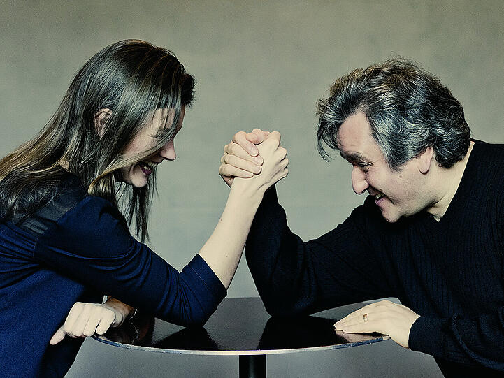 Die niederländische Geigerin Janine Jansen und der Dirigent Antonio Pappano messen (scherzhaft) ihre Kräfte.