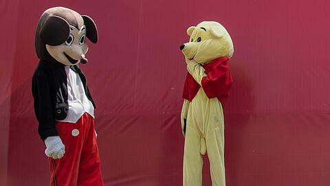 Diese beiden Maskottchen waren bei der Eröffnung der Fußballschule in Äthiopien dabei. Vor allem das rechte sorgte - aus recht offensichtlichen Gründen - für Spott im Netz.