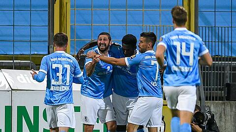 Spieler des TSV 1860 München mit Torjubel. Mit dem Sieg gegen die SpVgg Unterhaching haben sich die Löwen im Aufstiegsrennen zurückgemeldet.