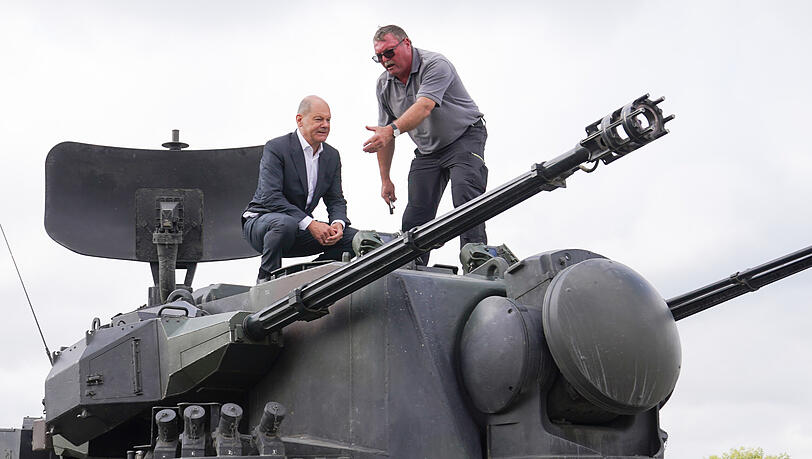Putlos: Bundeskanzler Olaf Scholz (SPD) besucht das Ausbildungsprogramm für ukrainische Soldaten an dem Flugabwehrkanonenpanzer Gepard und klettert auf einen Gepard-Panzer. Putlos: Bundeskanzler Olaf Scholz (SPD) besucht das Ausbildungsprogramm für ukrainische Soldaten an dem Flugabwehrkanonenpanzer Gepard und klettert auf einen Gepard-Panzer.