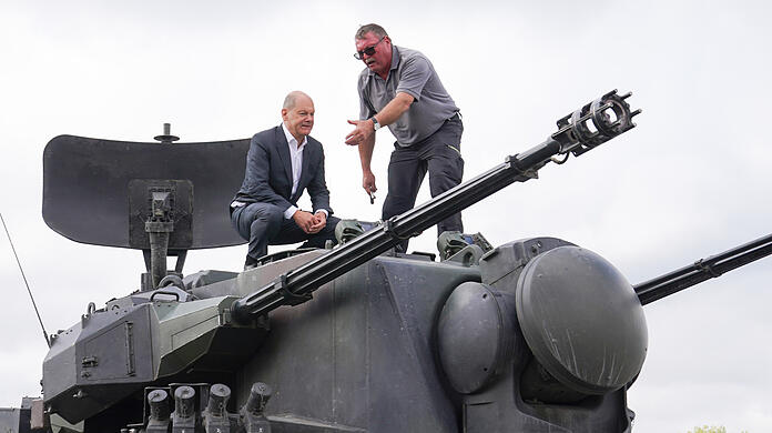 Putlos: Bundeskanzler Olaf Scholz (SPD) besucht das Ausbildungsprogramm für ukrainische Soldaten an dem Flugabwehrkanonenpanzer Gepard und klettert auf einen Gepard-Panzer.