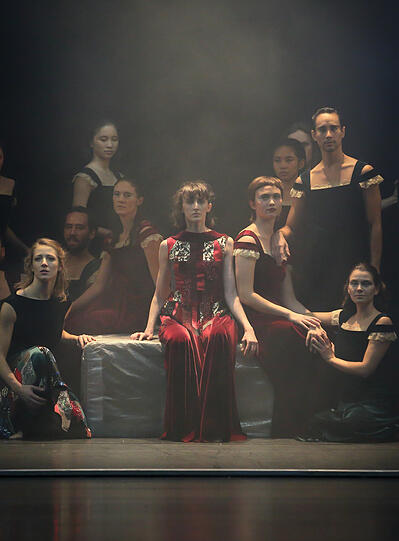 Myrtha (Isabella Pirondi) und die Clique der mordlüsternen Willis in Karl Alfred Schreiners Version von "Giselle".