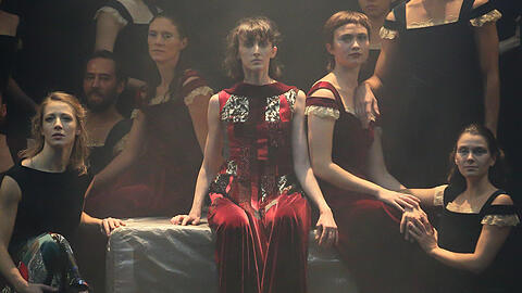 Myrtha (Isabella Pirondi) und die Clique der mordlüsternen Willis in Karl Alfred Schreiners Version von "Giselle".