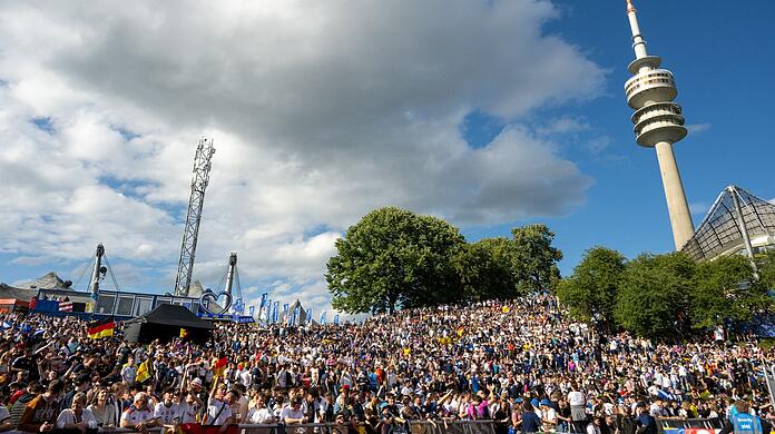 Eine brechend volle Fanzone im Münchner Olympiapark zum EM-Spiel Deutschland gegen Schottland.
