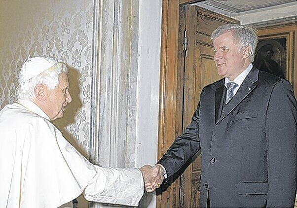 &bdquo;Grüß Gott&ldquo;, sagt Seehofer, als er den Papst trifft. Danach schwärmt der Ministerpräsident: &bdquo;Das ist der schönste Augenblick.&ldquo;Foto: Reuters
