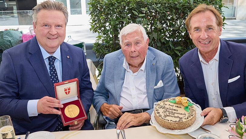 Wiens Bürgermeister Michael Ludwig überreichte Schauspieler Peter Weck zum 95. Geburtstag die Rathausmedaille - von Gastwirt Mario Plachutta gab es eine Torte.