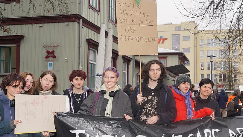 Jugendliche setzen ein Zeichen: Protest gegen die Wehrpflicht.