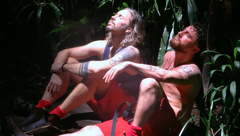 Umut Tekin (r.) traut Gil Ofarim den Sieg im Dschungelcamp zu. Umut Tekin (r.) traut Gil Ofarim den Sieg im Dschungelcamp zu.