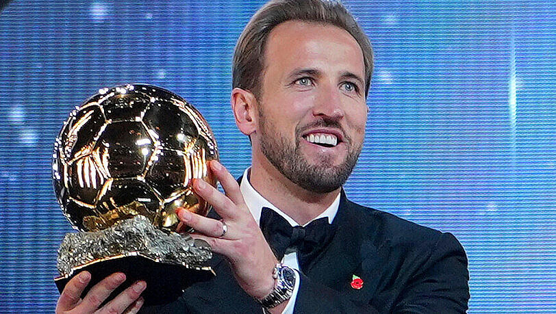 Auf dem Thron: Bayern-Star Harry Kane mit dem Ballon d'Or. Auf dem Thron: Bayern-Star Harry Kane mit dem Ballon d'Or.