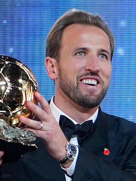 Auf dem Thron: Bayern-Star Harry Kane mit dem Ballon d'Or.