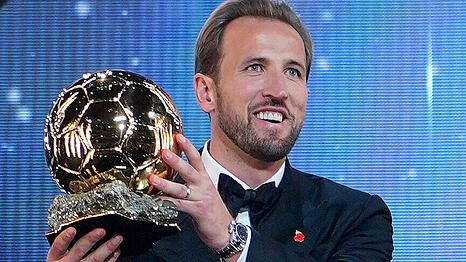 Auf dem Thron: Bayern-Star Harry Kane mit dem Ballon d'Or.
