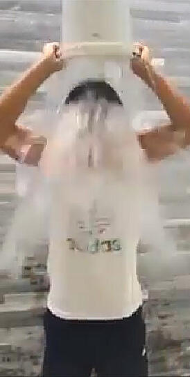 Mesut Özil bei der Ice Bucket Challenge: Er nominiert Freundin Mandy Capristo!