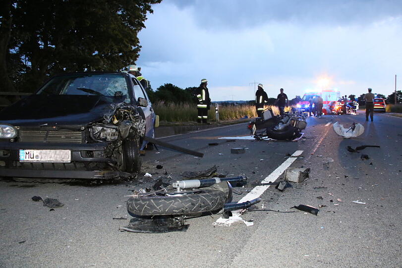 Schwerer Unfall: Ein Motorradfahrer krachte in ein entgegenkommendes Auto.
