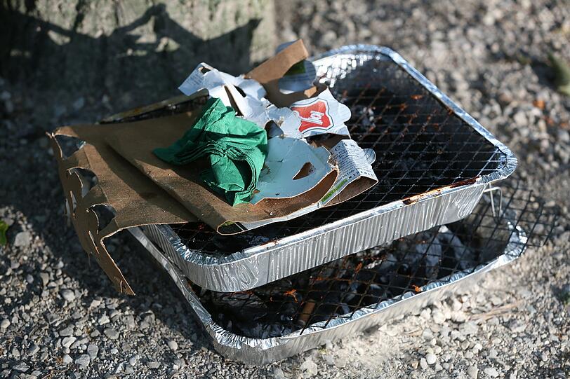 Diese Einweg-Grills haben nur den einen Weg geschafft, hin zur Isar.
