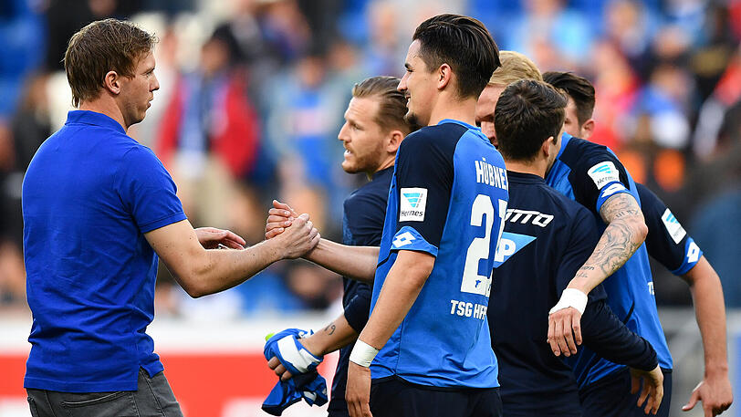 Hoffenheims Trainer Julian Nagelsmann (l) beglückwünscht Torschütze Benjamin Hübner.