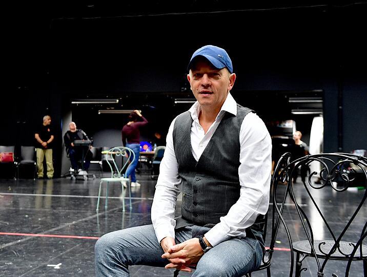 Erschöpft, aber glücklich: Josef E. Köpplinger auf der neuen Probebühne des Gärtnerplatztheaters.