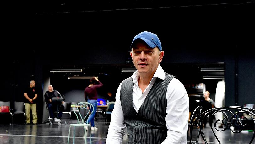 Erschöpft, aber glücklich: Josef E. Köpplinger auf der neuen Probebühne des Gärtnerplatztheaters. Erschöpft, aber glücklich: Josef E. Köpplinger auf der neuen Probebühne des Gärtnerplatztheaters.