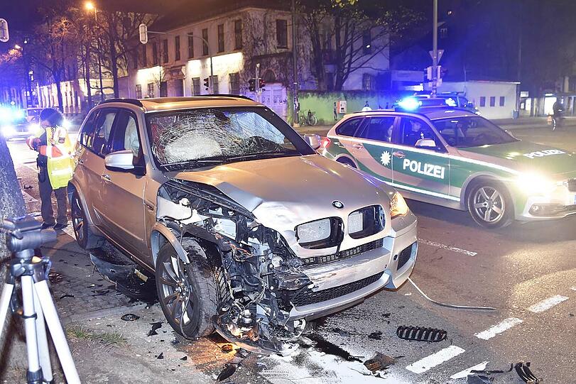 In der Blumenstraße hat es am Samstagabend heftig geknallt - die Bilder von der Unfallstelle.
