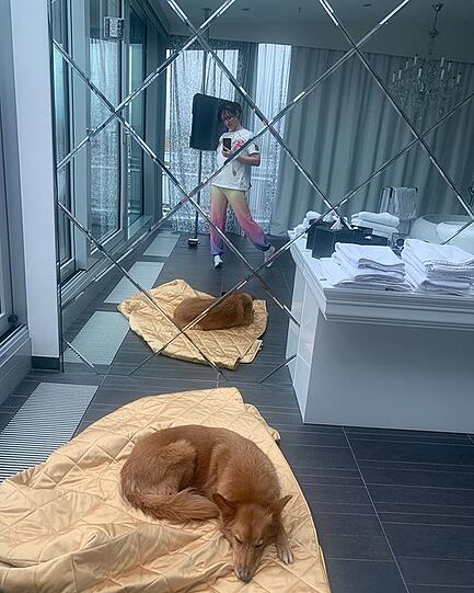 .... und hier nochmal mit Frauchen: Puki gehört Autorin Charlotte Roche.