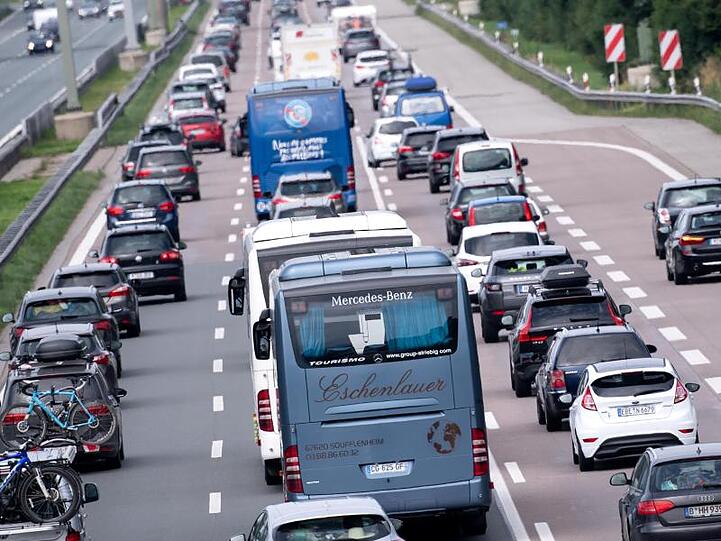 Dichter Verkehr schiebt sich kurz hinter dem Autobahndreieck Inntal über die A8 in Fahrtrichtung München. Foto: Sven Hoppe